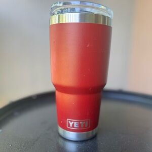 Yeti Tumbler 30 oz in red with lid
